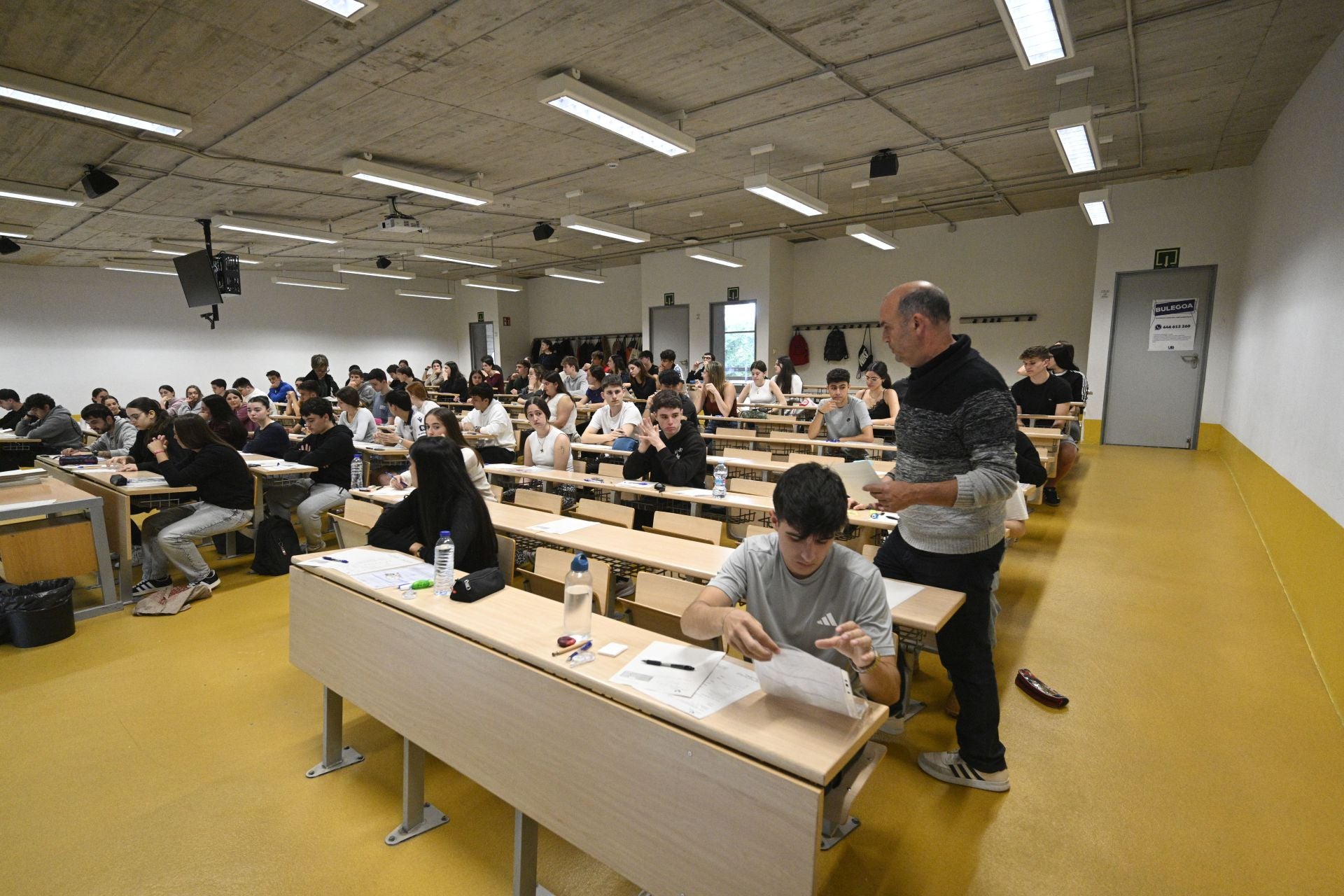 Alumnos guipuzcoanos se disponen a iniciar el examen de Selectividad en junio en la EHU