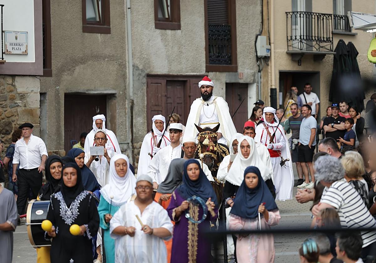 Larrain Dantza popular y concierto con Esti Markez en la recta final