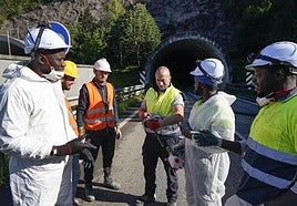 Babacar Serigne (Senegal), Henrique Carvalho y José Otavio Candido (Brasil), Zdravko Yordano (Bulgaria) y Ababacar Sedikh y Papa Mamadou (Senegal), en una obra en Gipuzkoa