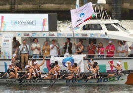 Aitor Lazkano ondea la bandera ganada por Zierbena este sábado en Pasaia.