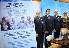 El consejero de Hacienda y Finanzas, Nöel d'Anjou, con los responsables de las cámaras vascas en la presentación de la EPSV para autónomos.