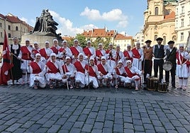 Atzoko dantzaldia. Kemen Taldekokideek ezpata dantza eskaini zuten.