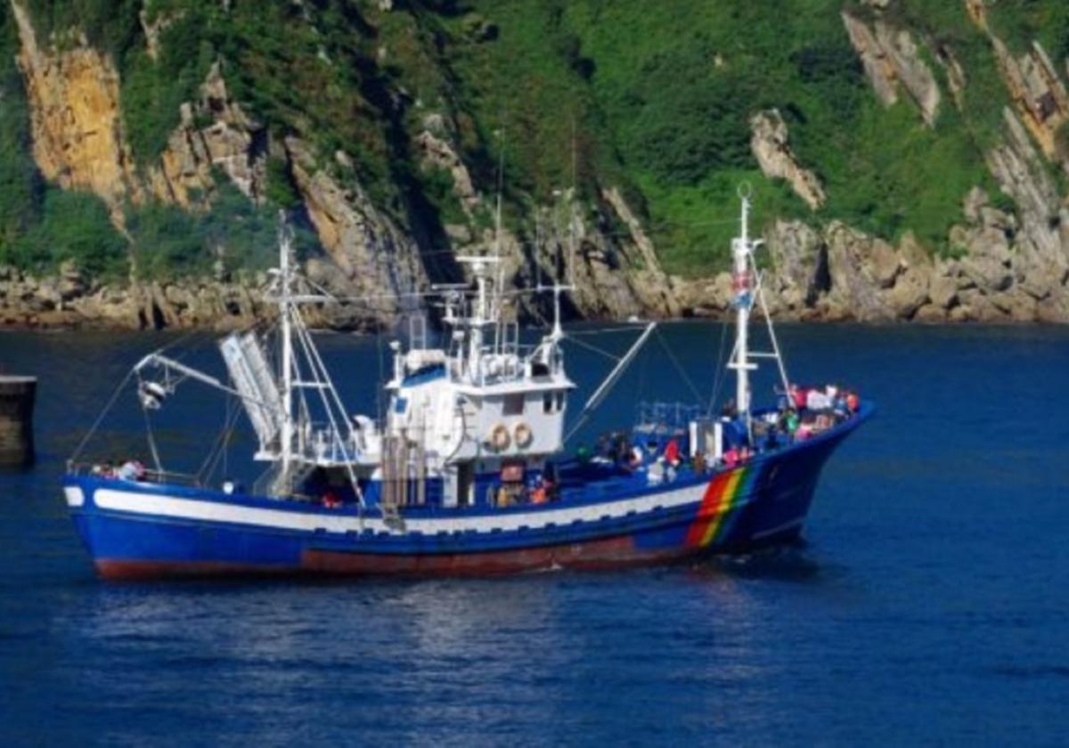 El barco-museo saliendo de su base en Pasaia estará unos días en Hondarribia.