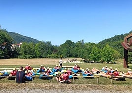 Participantes en el campamento de Doneztebe reciben clase de iniciación al piragüismo en Bertiz.
