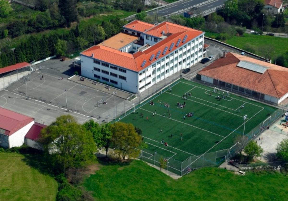 Ikastetxea zerutik hartutako irudi batean.