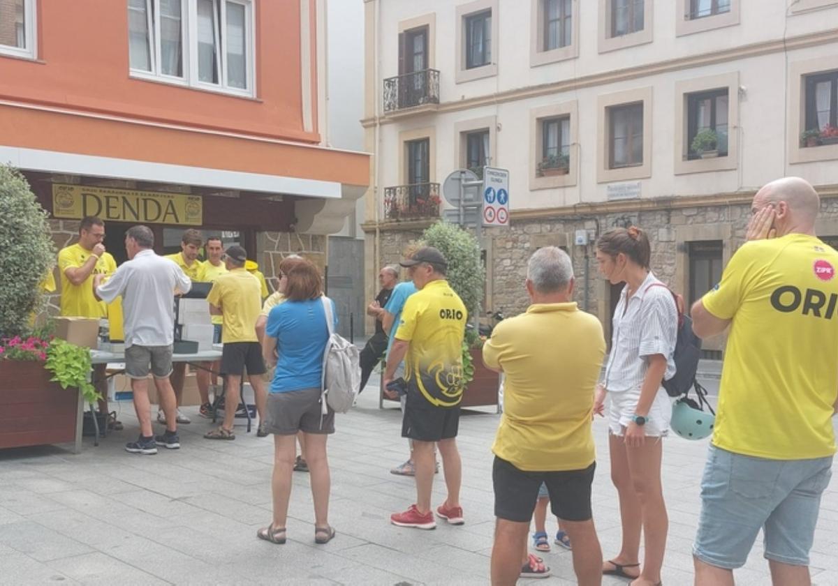 Bazkideek ehunka kamiseta jaso zituzten