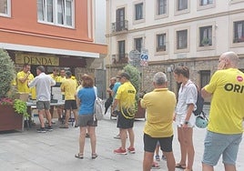 Bazkideek 	ehunka kamiseta jaso zituzten