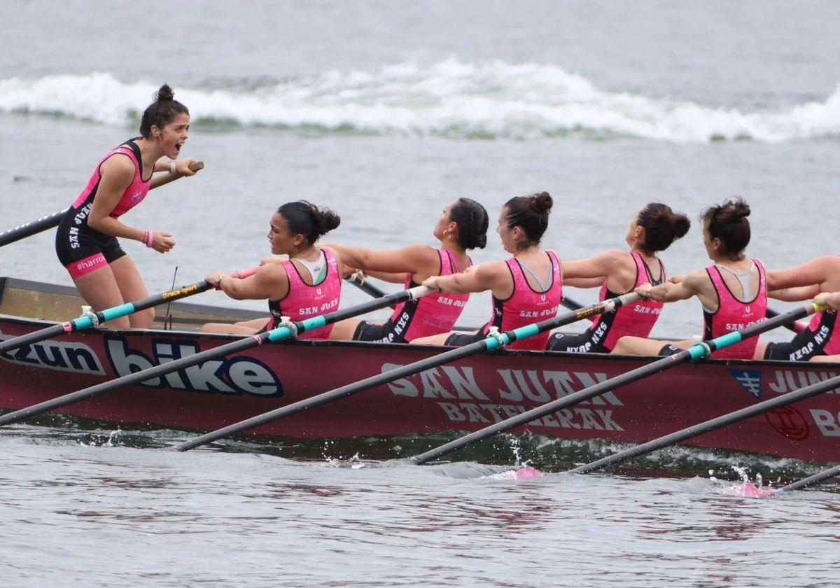 Imagen de archivo de la trainera de San Juan durante una regata de esta temporada.