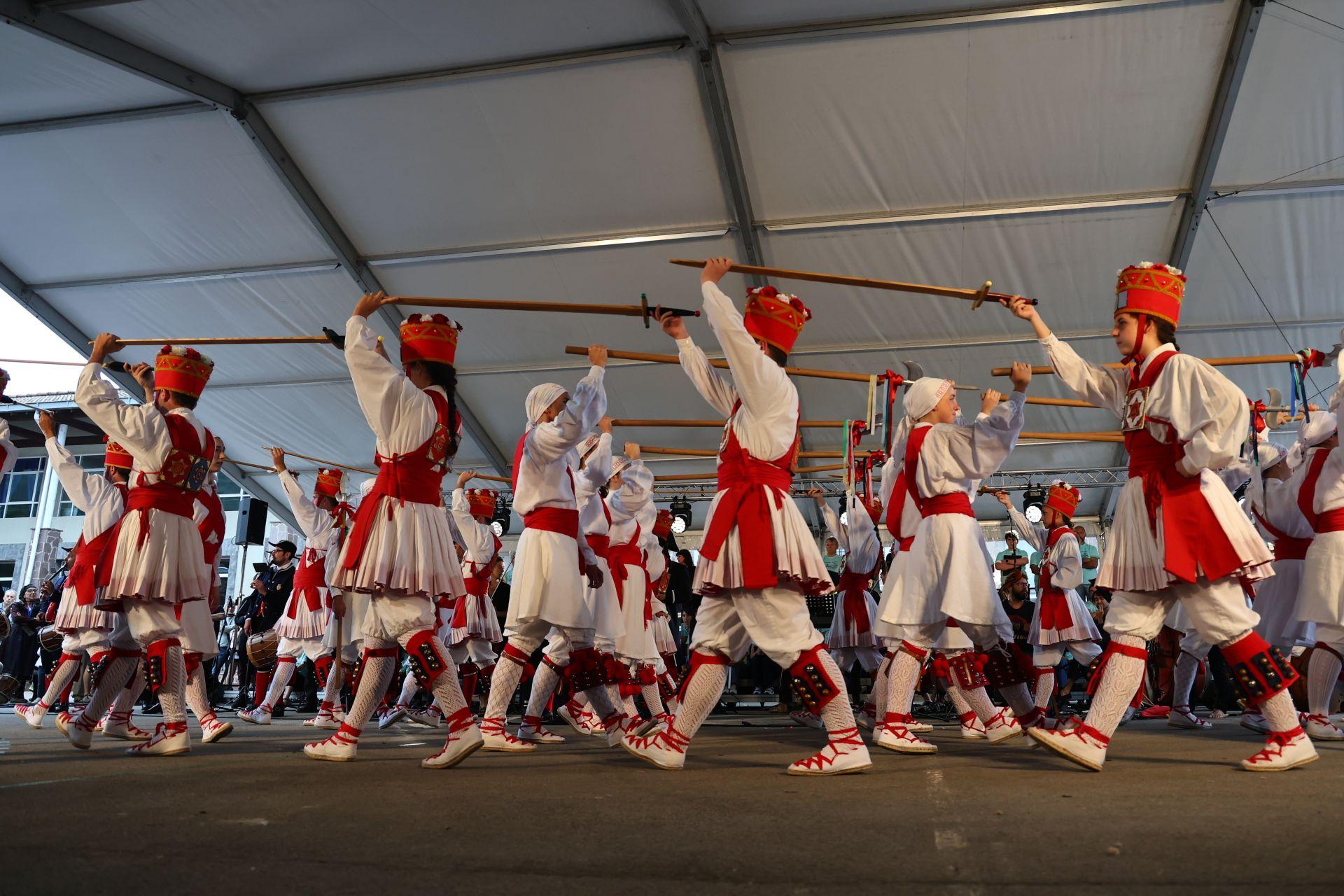 Cantos y danzas bajo un cielo gris evocan el &#039;milenio&#039; de Gipuzkoa