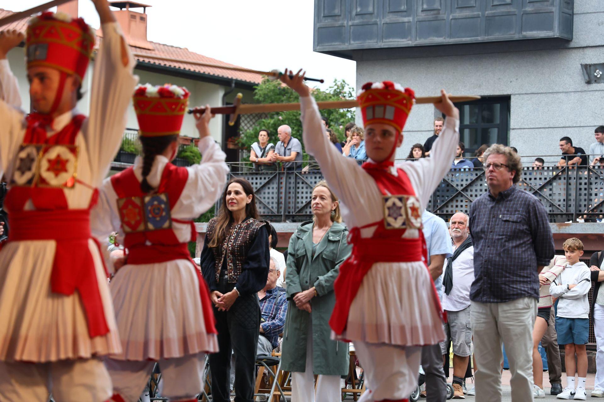 Cantos y danzas bajo un cielo gris evocan el &#039;milenio&#039; de Gipuzkoa