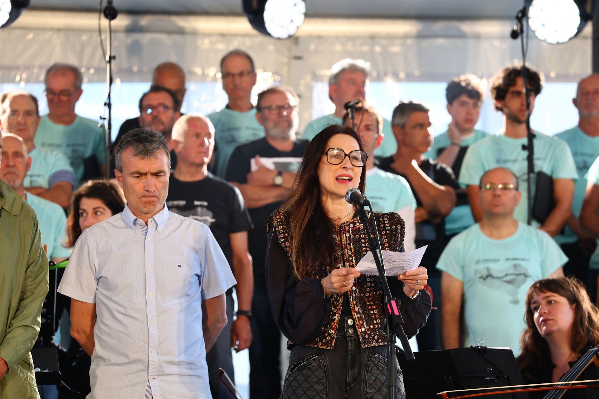 Cantos y danzas bajo un cielo gris evocan el &#039;milenio&#039; de Gipuzkoa