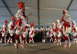 Cantos y danzas bajo un cielo gris evocan el 'milenio' de Gipuzkoa