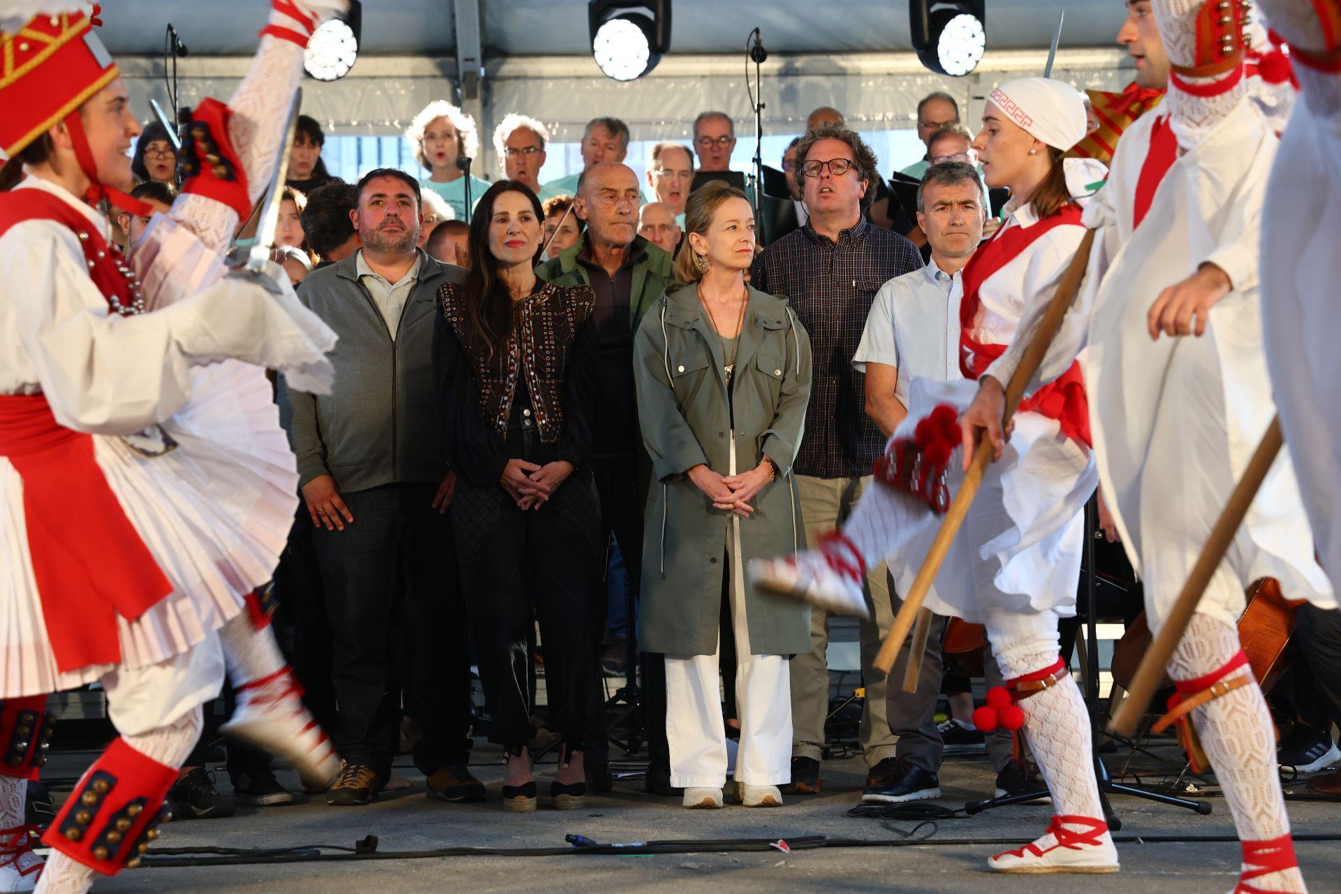 Cantos y danzas bajo un cielo gris evocan el &#039;milenio&#039; de Gipuzkoa
