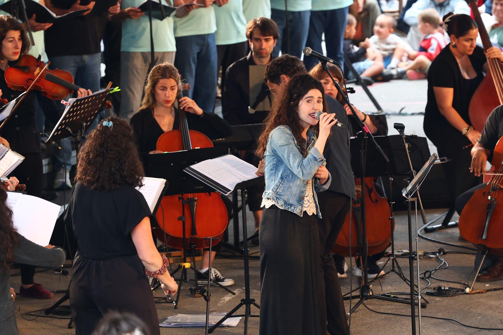 Cantos y danzas bajo un cielo gris evocan el &#039;milenio&#039; de Gipuzkoa