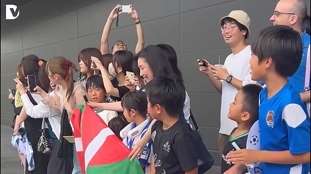 Japón recibe al equipo al ritmo de «bat, bi, hiru, lau, bost, sei, zazpi… Real!»