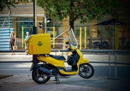 Trabajadores de correos y representantes sindicales alertan de que hay muchas plazas de reparto sin cubrir, por lo que falta personal para garantizar la entrega diaria en todos los puntos de la ciudad.