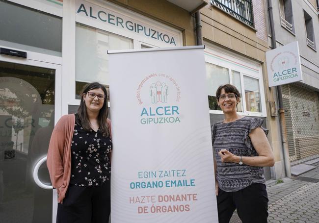 Itziar Sagardui y Maider Amenabar, trabajadoras sociales de Alcer Gipuzkoa.