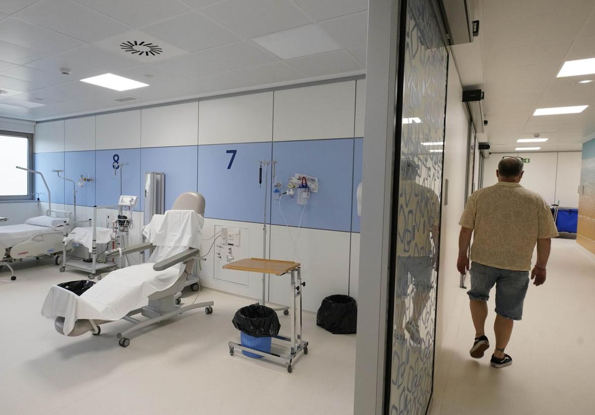 Un hombre pasa por delante de una de las salas de hemodiálisis ubicadas en el Hospital Donostia.