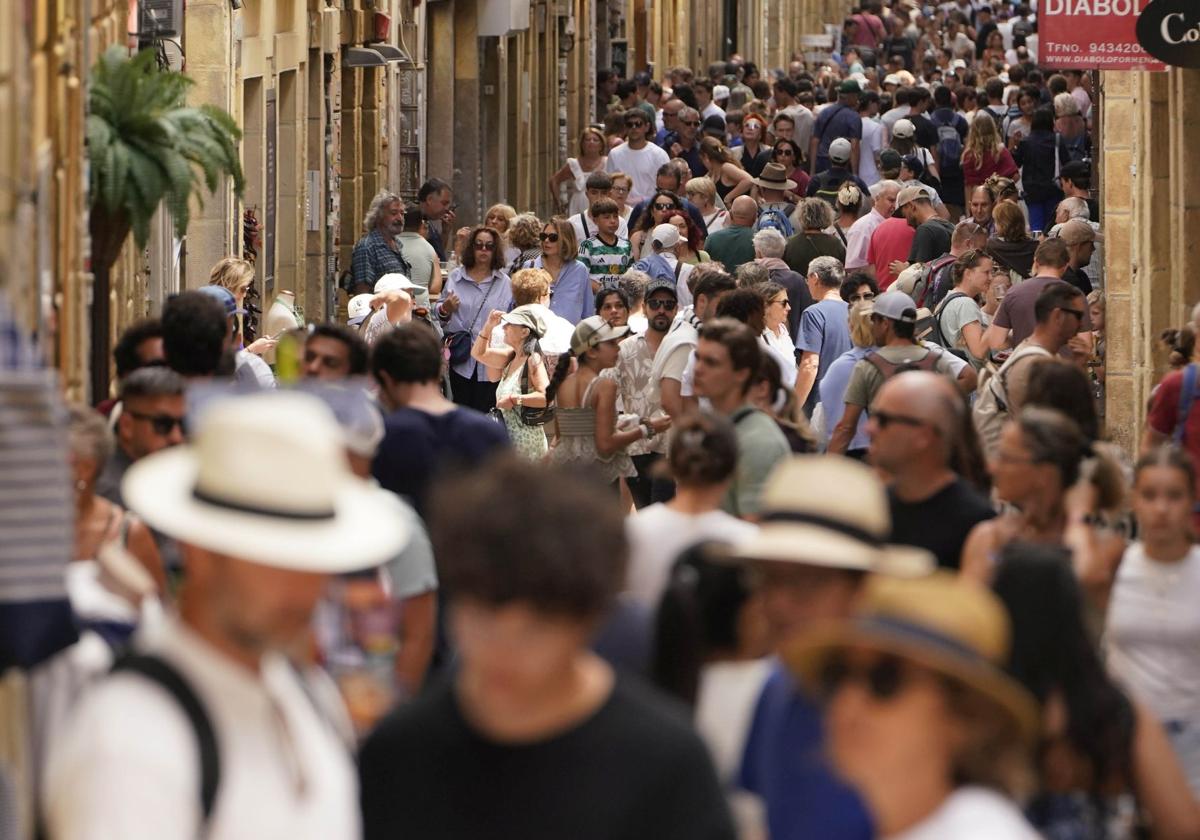 La calle Mayor de la Parte Vieja donostiarra, ayer por la tarde repleta de turistas.