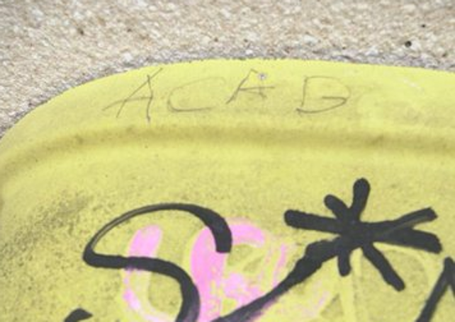 Pintada (ACAB) con un rotulador en un contenedor por el que presuntamente se identificó al primer joven que desencadenó el enfrentamiento posterior.