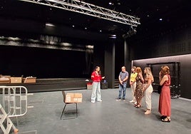 La directora de Cultura, Eunate Encinas, junto a Gorka Álvarez, Nuria Alzaga, Cristina Laborda, Sandra Caballero y Ana Baenas, directora del área de Obras, en la sala Irun Zuzenean durante la visita que han realizado al equipamiento.