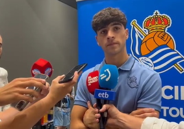 Jon Martin habla para los medios tras la derrota de la Real en Japón.