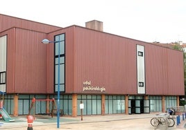 Exterior del Polideportivo de Galtzaraborda, en Errenteria.