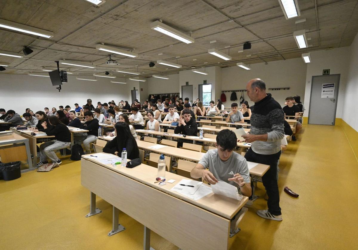 Alumnos guipuzcoanos se disponen a iniciar el examen de Selectividad en junio en la EHU