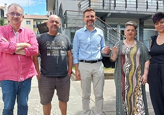 Miembros de Aterpea y el alcalde en la entrega de la llave.