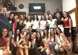 La jugadoras sénior y júnior y sus técnicos tras la cena en Oilagorra.