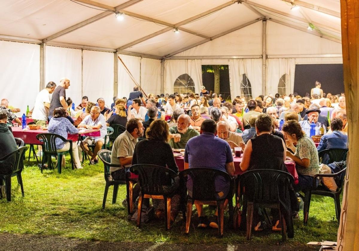 Numerosos ciudadanos disfrutan en la carpa de Azkue durante las fiestas de San Roke del pasado año.