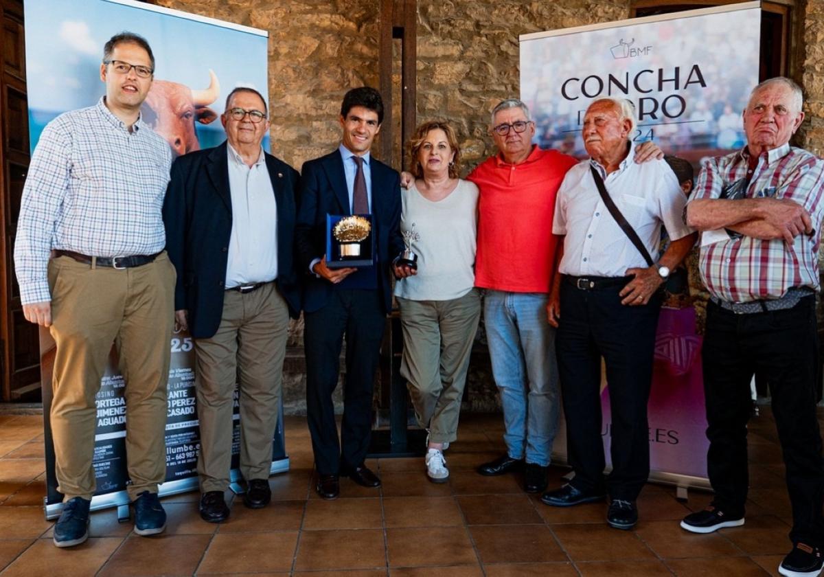 Jon Ander Sanz, Manolo Harina, el torero Pablo Aguado, Rosa Alonso, Enrique Sánchez, Delfín Coob y Fernando Escobar, en la entrega de la Concha de Oro.