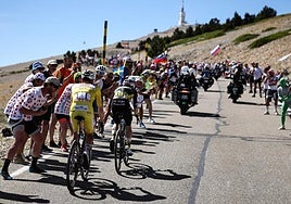 Pogacar aguanta los ataques de Vingegaard, con el observatorio del Mont Ventoux al fondo.