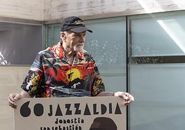 Mike Love con el cartel de la 60ª edición del Jazzaldia, el martes en San Telmo.