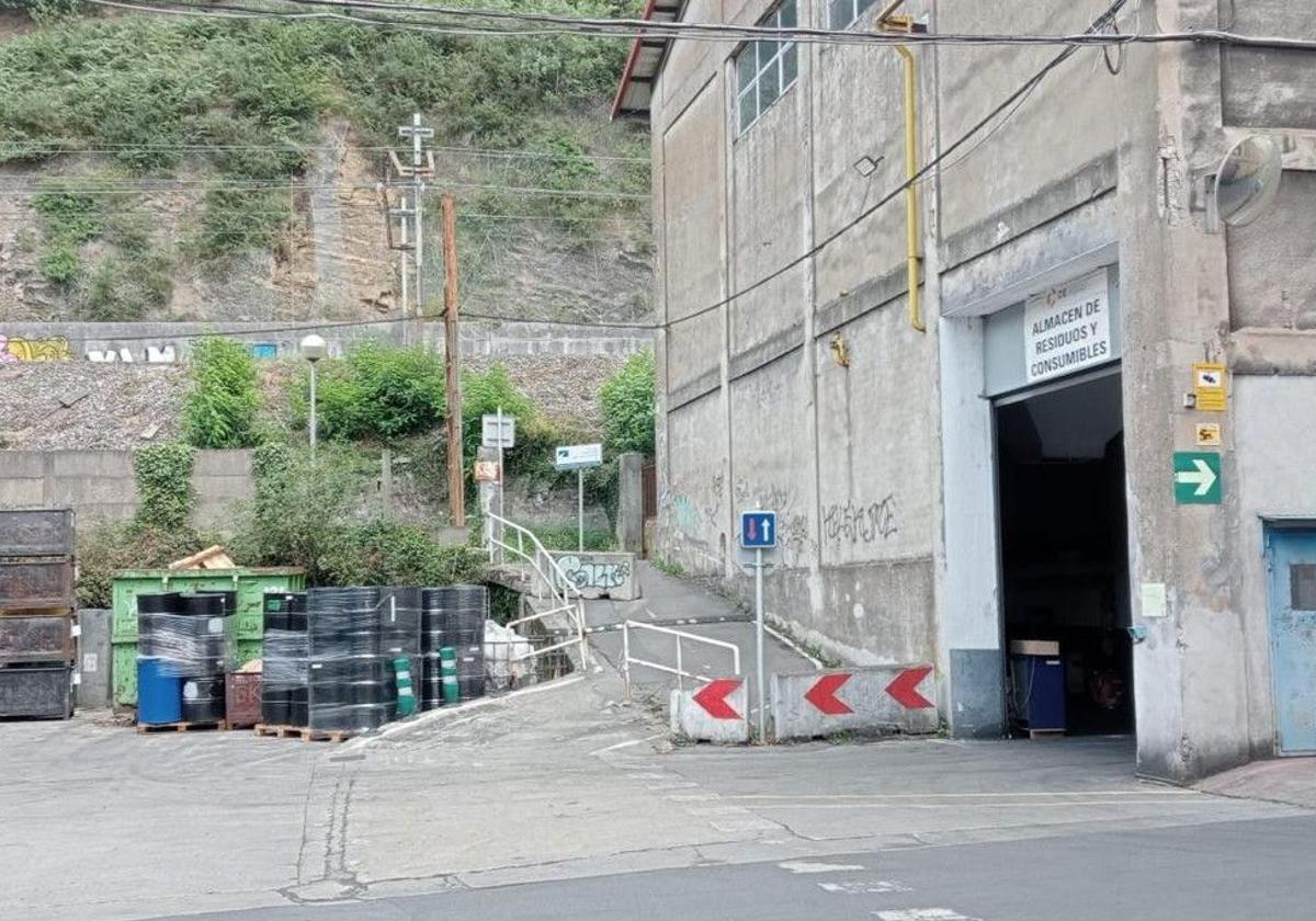 Paso actual del bidegorri por CIE compartido por peatones, ciclistas y trabajadores de la fábrica.