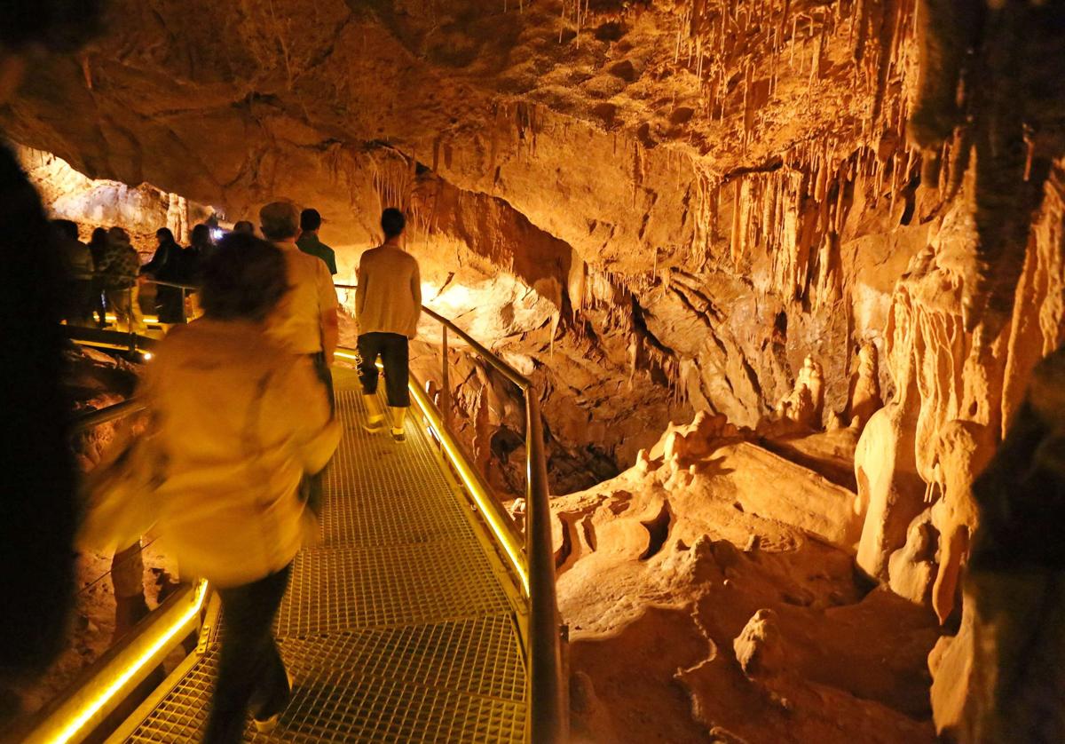 Un grupo de personas realiza una visita guiada a las cuevas de Mendukilo de Astitz.