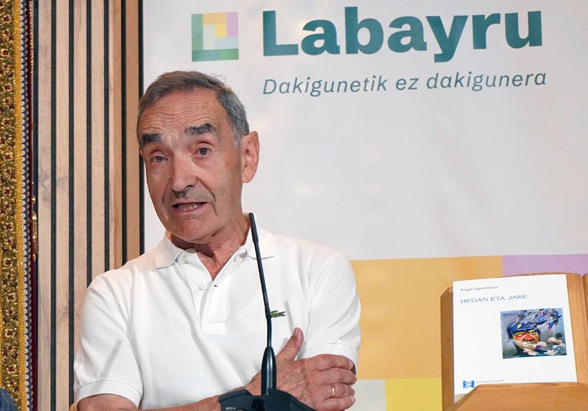 Angel Ugarteburu, astearte honetan, liburuaren aurkezpen ekitaldian.