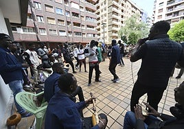 Actuación musical de los malienses en situación de calle en Amara.