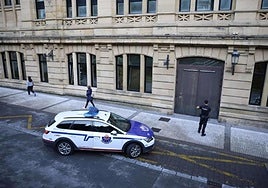 Un coche de la Ertzaintza, a la entrada a la Audiencia de Gipuzkoa.
