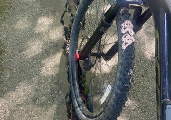 Denuncia M. G.: «Se encuentran en un estado lamentable y peligroso algunas de las vías del Parque de Ametzagaina. Lo que provoca que pueda ocurrir una situación peligrosa, como introducir en estos agujeros la rueda de la bicicleta o el propio pie y se quede enganchado, y alguien sufra una caída. ¡Que lo arreglen ya!».