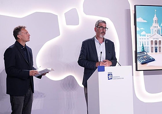 Kerman Orbegozo, concejal de Personas, Gestión Económica y Presupuestaria, y el alcalde Eneko Goia, este martes en el Ayuntamiento.