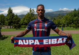 Amador posa con la camiseta del Eibar