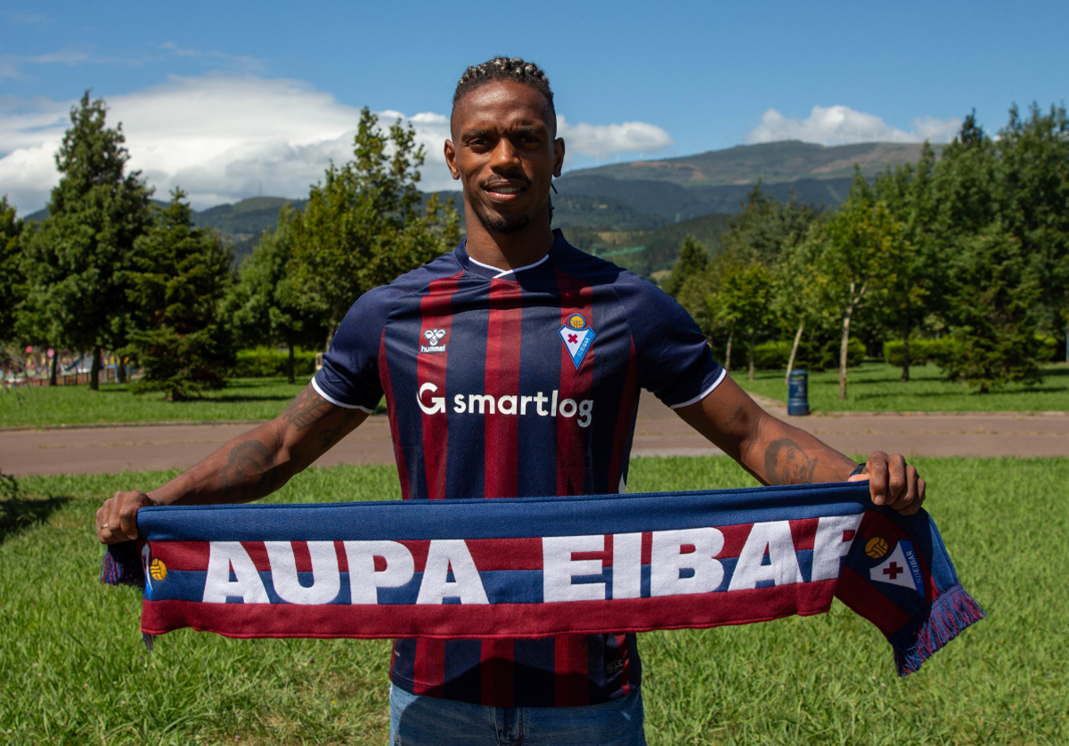 Amador posa con la camiseta del Eibar