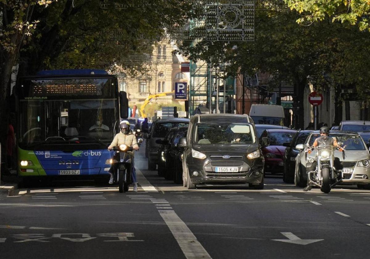 Dos motos en primera fila ante uno de los semáforos en el Boulevard donostiarra.