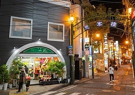La noche en una céntrica calle de Nagasaki.