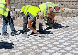 Operarios acometiendo ayer la renovación de los adoquines.