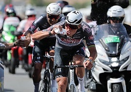 Mathieu Van der Poel bebe agua durante una de sus fugas.