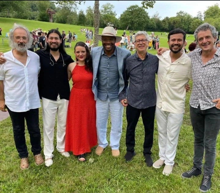 El 'ministro' sudafricano Ricardo McKenzie, con sombrero, con los músicos vascos y colombianos de Bascolombia en Chillida Leku.