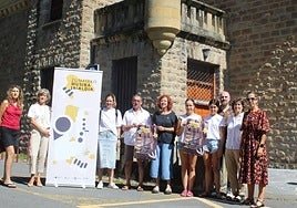 Representantes municipales junto a varios de los participantes en el festival en la presentación de Foronda.