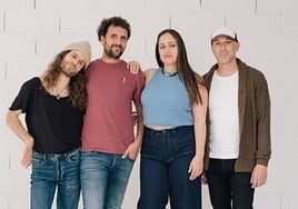 Miriam Lujua con la banda que le acompaña en los directos de 'Lur'.